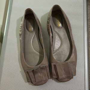 Beige flats with bow trim